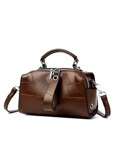 Braune Boston-Tasche aus strukturiertem Leder mit Patchwork-Design und Tragegriffen
