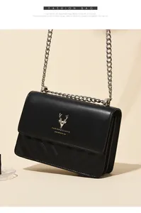 Detailansicht der schwarzen gesteppten Ledertasche mit Hirsch-Logo und Kette