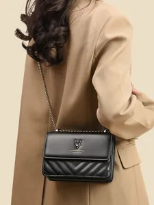 Schwarze Leder-Umhängetasche mit Hirsch-Logo aus Silber und eleganter Metallkette