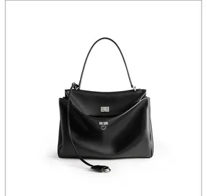 Detailansicht der schwarzen Ledertasche mit Silber-Drehverschluss und Metallring