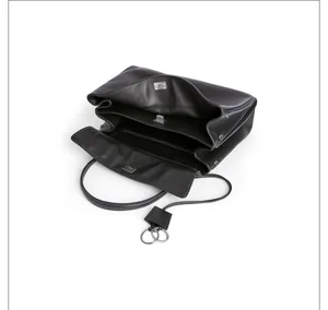Draufsicht der schwarzen Ledertasche mit geräumigen Innenfächern und silbernem Verschluss