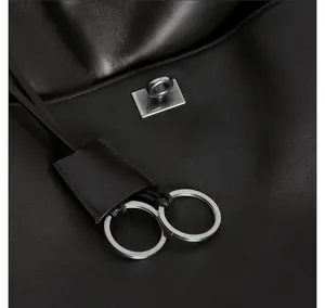 Detailansicht einer schwarzen Ledertasche mit silberner Schnalle und Metallringen