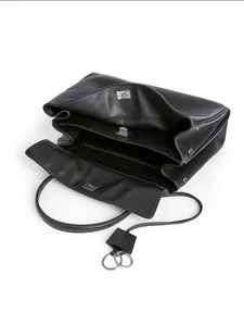 Schwarze Ledertasche mit mehreren Fächern und metallischem Magnetverschluss