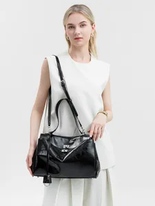 Grote zwarte leren shopper voor dames getoond met model in een minimalistische stijl