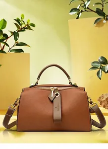 Dettaglio della borsa Boston marrone testurizzata con zip dorate e manici in pelle chic