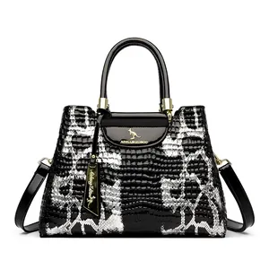 Minimalistische zwart-witte tote bag met slangenpatroon en gouden metalen details