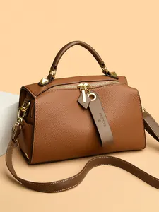 Borsa Boston marrone in pelle litchi con finiture dorate e tracolla regolabile