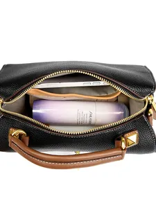 Borsa Boston nera in pelle martellata con interno spazioso e manici in pelle marrone