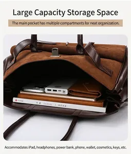 Vista superior del interior espacioso de un bolso tote de ante marrón con compartimentos