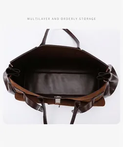 Interior detallado de un gran bolso tote de cuero marrón con múltiples compartimentos