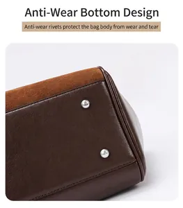 Detalle del fondo del bolso tote con remaches protectores plateados y cuero de contraste