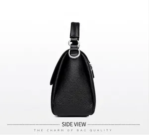 Zijaanzicht van de zwarte crossbodytas met kiezellederen textuur en zilveren ringdetail