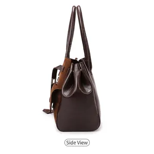 Perfil lateral del bolso tote de ante y cuero marrón oscuro con hebilla decorativa lateral