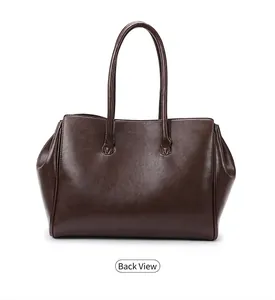 Vista posterior detallada de un bolso tote marrón oscuro minimalista con textura mate fina