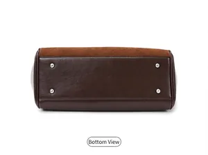 Vista inferior del bolso tote marrón con base de cuero y tachuelas metálicas de plata