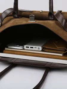 Bolso tote grande de ante marrón con espacio para teléfono móvil y billetera