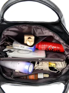 Minimalistische zwarte handtas met grote capaciteit en interne opbergvakken