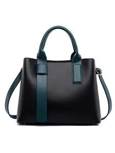 Klassieke zwarte lederen tote bag met donkergroene bies en verstelbare schouderriem