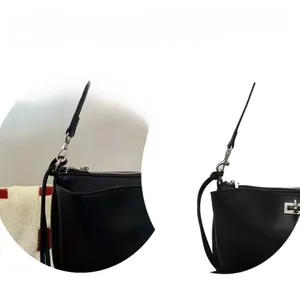Detailaufnahme der silbernen Haken und der hochwertigen schwarzen Lederstruktur der Tasche