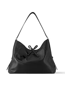 Detalle del bolso hobo negro minimalista con lazo de cuero y herrajes de anillos plateados
