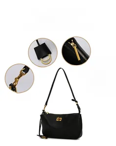 Detailansicht der schwarzen pflanzlich gegerbten Ledertasche mit goldenen Beschlägen und Anhänger