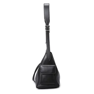 Vista detallada del bolso tote negro minimalista con correa ancha y hebilla de plata