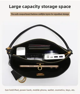 Draufsicht der Innenseite einer schwarzen Ledertasche mit geräumigen Fächern und Stauraum