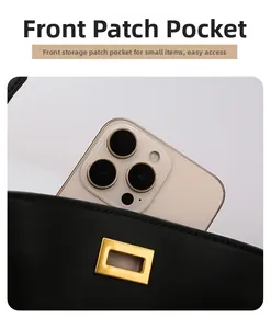 Detailansicht der Vordertasche einer Rodeo-Ledertasche mit einem Smartphone