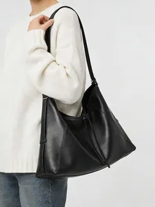 Bolso tote hobo grande de cuero negro para mujer con una silueta suave y elegante