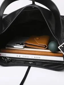 Bolso tote negro de gran capacidad con vista interior para accesorios y objetos diarios