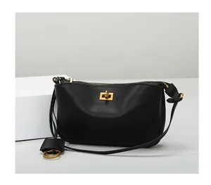 Detail der schwarzen Rodeo-Tasche aus pflanzlich gegerbtem Leder mit goldenem Drehverschluss