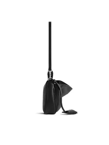 Detailansicht der glatten schwarzen Tasche aus pflanzlich gegerbtem Leder mit Silberschnalle