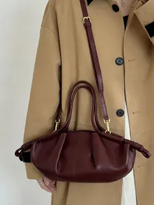 Sac nuage plissé bordeaux pour femme en cuir souple avec bandoulière et détails dorés