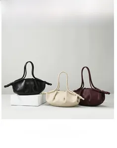 Trois sacs nuage plissés en cuir en noir, beige et bordeaux avec des détails de nœuds