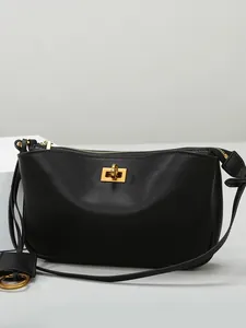 Klassische schwarze Rodeo-Schultertasche aus pflanzlich gegerbtem Leder mit goldener Schnalle