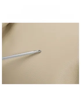 Gros plan du cuir souple beige montrant la résistance aux rayures avec un outil