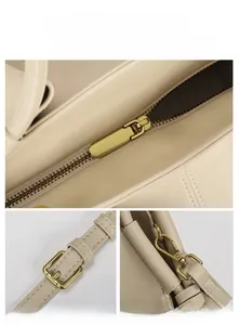Détails de la boucle métallique réglable et du fermoir mousqueton du sac beige