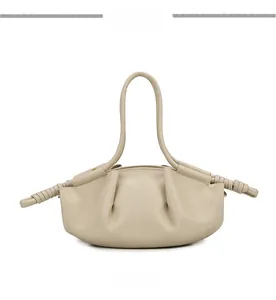 Vue de face du sac nuage beige avec détails en cuir enroulé et texture plissée