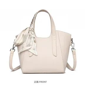Vue de face du sac seau blanc en cuir grainé avec une écharpe en soie décorative