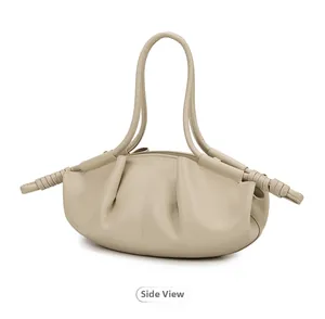 Vue latérale du sac nuage beige avec cuir plissé et détails de bandoulière en spirale
