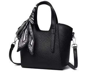 Micro borsa a secchiello in pelle nera con manico e dettaglio foulard in seta a fantasia