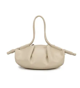 Vue arrière du sac nuage crème minimaliste avec détails de sangles en cuir nouées