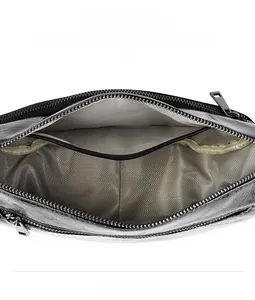 Vue intérieure du sac en cuir avec compartiment principal et doublure en tissu