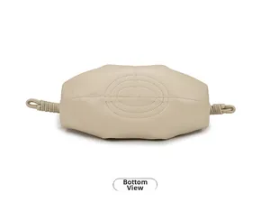 Détail du fond avec coutures ovales sur ce sac à bandoulière en cuir souple beige