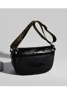 Vue détaillée du sac dumpling en cuir noir craquelé avec bandoulière bohème au dos