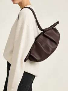 Sac à épaule plissé marron foncé en cuir souple avec détails de poignées nouées élégantes