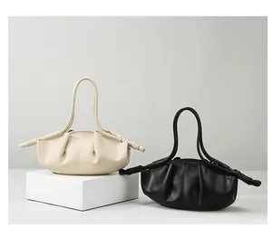 Détail de la texture en similicuir froncé sur les sacs à main minimalistes style nuage