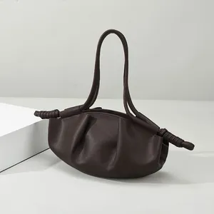 Détail du sac nuage froncé marron foncé montrant des nœuds en cuir et une texture mate