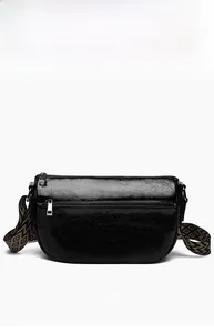 Détail de la face avant d'un sac bandoulière en cuir noir effet craquelé et métal argenté