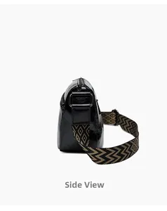 Vue latérale du sac en cuir noir brillant avec bandoulière à motifs géométriques
